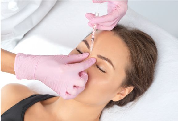 woman receiving Botox, jeuveau, xeomin, daxxify to treat forehead wrinkles, frown lines, crow's feet, non-surgical facelift, baby tox, best botox near me, medical spa near me, injectables, facial rejuvenation
